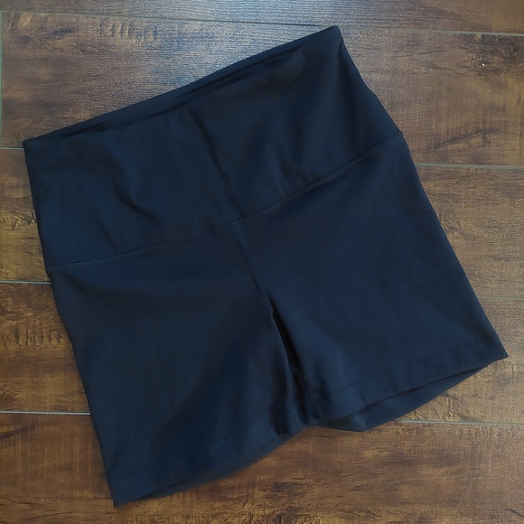 Yogalicious Lux Squat Proof Yoga Shorts Size Small - Picture 2 of 8